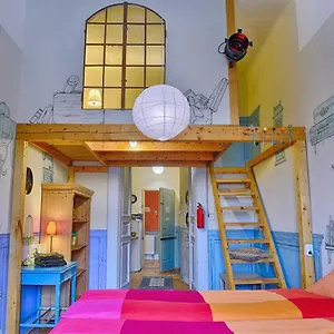  Albergue Lavender Circus Hostel, Doubles & Ensuites